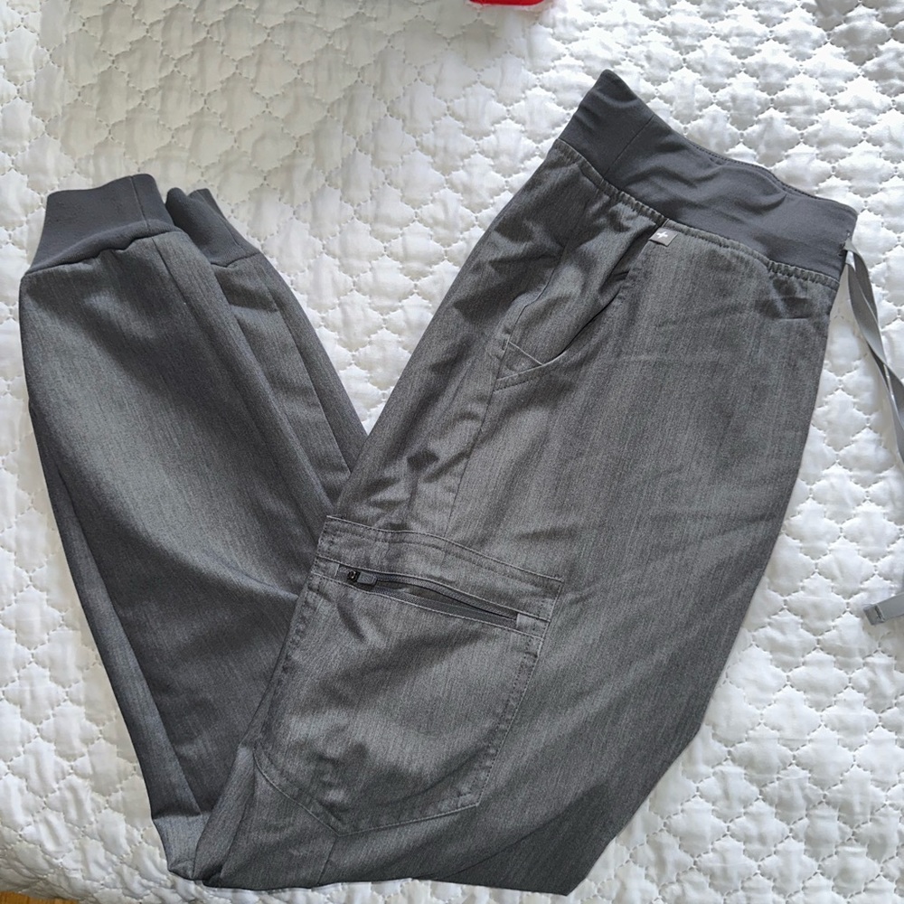 Figs Women’s grey medium tall jogger scrub pants
